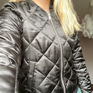 Jacka  - Jacka som aldrig är använd. Köparen står för frakten.