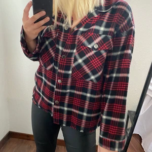 rutigskjorta - en rutigskjorta från zara❤️den är lite större i modellen men tycker det är de som för den snygg. materialet är lite tjockare än vanligt och på sommarn skulle man kunna använda den som en jacka. storlek m men skulle kunna passa både större å mindre, köparen står för frakten🌟