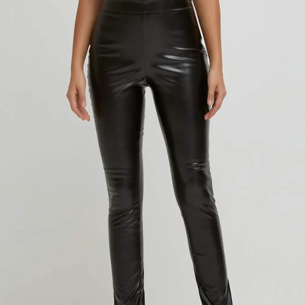 Skinnbyxor/leather i svart färg superfina och har slit. säljer de för de ej kommer till användning. Jeans & Byxor.