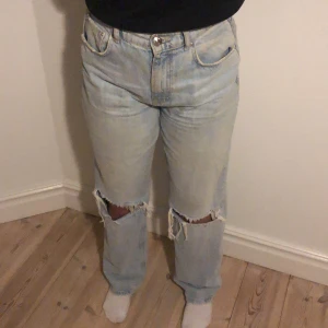 Byxor från Gina - Klassiska byxorna från Gina tricot! Vida och hål på knäna. Orginalpris: 600kr