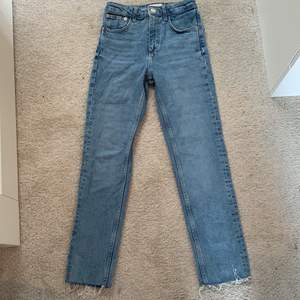 Säljer dessa super fina jeans som tyvärr inte kommer till användning, använda 5-6 gånger.