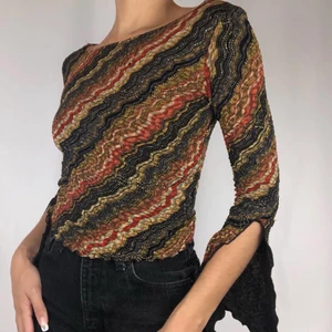 Topp  - Såå fin randig topp med öppna ärmar med ett snitt. Materialet är töjbart så passar flera olika storlekar. Fråga om ni undrar över något!                                    (OBS! Frakt till Sverige ca 70 SEK inte inkluderat i priset)