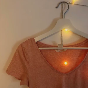 Aprikos t-shirt - Basis aprikosfärgad t-shirt🤍 Bekväm och superfint till sommaren, är i S men passar även mig som normalt har M🙌
