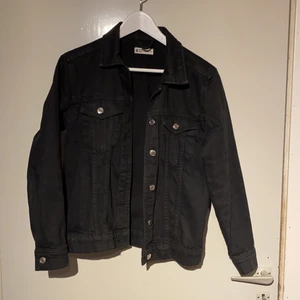 Jeansjacka från ginatricot  - Säljer min fina jeansjacka då den inte kommer till användning något mer. Den är lite smutsig på bilderna men tvättas självklart innan försäljning. Köparen står för frakten🥰