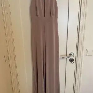 Jumpsuit från bikbok, nypris 350, aldrig använd, säljes för 150 kr! Nyskick 