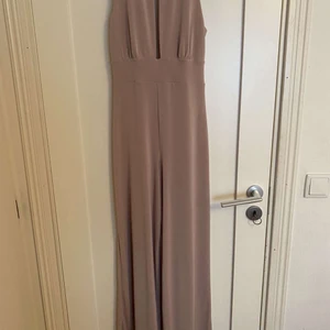 Jumpsuit - Jumpsuit från bikbok, nypris 350, aldrig använd, säljes för 150 kr! Nyskick 