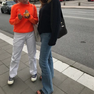 Bootcut jeans - Blåa bootcut i lite stretchmaterial. Storlek 42 och passar på mig som är 180 och en S/M i midjan. 225 inklusive frakt