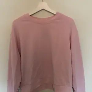 En rosa Weekday tröja som är i storlek S. Det är en collegetröja och är i den ljusare typen av rosa. Använd runt tre gånger och är i ett väldigt behagligt material.🌺⚡️ Vid intresse skriv gärna, köparen står för frakten om det tillkommer🌸