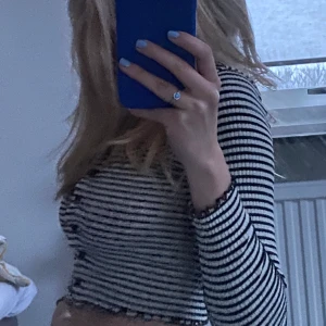 Randig tröja  - Crop top, jättesnygg men passar tyvärr inte mig längre! Använd 2 gånger✌🏽 💞