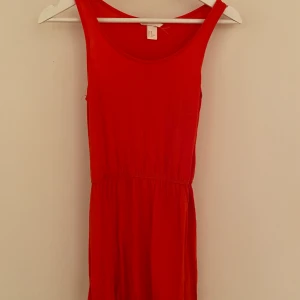 Sommarklänning  - En perfekt klänning att ha till stranden. Från hm i storlek xs. Riktigt skön och bekväm med resår.