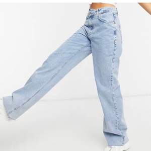 Säljer dessa trendiga jeans som är helt slutsålda då dom var förstora på mig. Helt oanvända och lappar kvar. Långa på mig som är 170 cm 