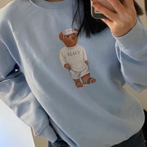 Fashion Bear Sweatshirt - Säljer en nästintill oanvänd tröja från Fashion Bear. Kom privat för fler bilder! Frakt tillkommer 🤍  pris kan diskuteras vid snabbt köp