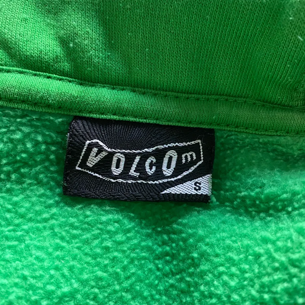 En skön grön hoodie från märket Volcom. Bra skick. Köparen står för frakt.               Ny pris: 700kr  . Hoodies.
