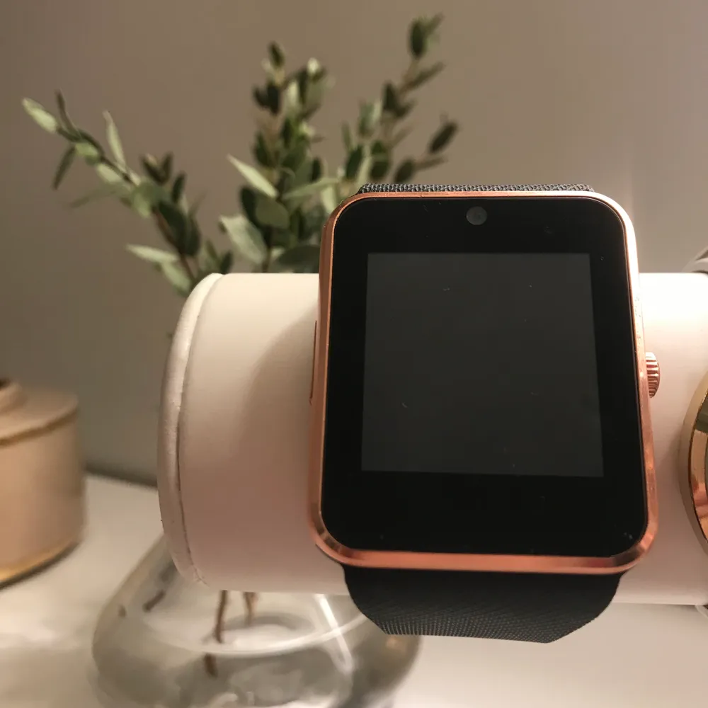 Smartwatch, snygg och stilren. Använd 2-3 gånger, säljer pågrund av att jag inte får användning av den🥰 250 ink frakt🥰. Accessoarer.