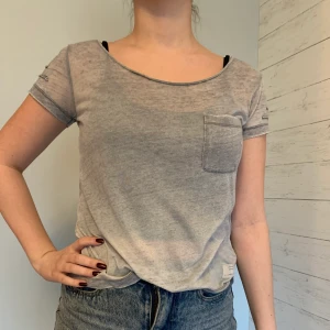 Odd Molly T-shirt  - Grå T-shirt med söta detaljer från Odd Molly. Kika gärna in övriga toppar som jag lagt ut så kanske vi kan fixa ett packetpris. 