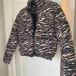 Hm - Kortare tunn dunjacka från hm med mönster. Inte använd mycket. I storlek Xs. Frakt ej inkluderat!!