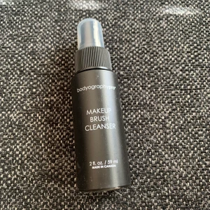 Brush cleanser - Oanvänd. Du kan snabbt rengöra sminkborstarna med hjälpa av denna spray.