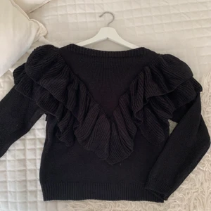 Stickad tröja med volanger  - Aldrig använd! Strl onesize 