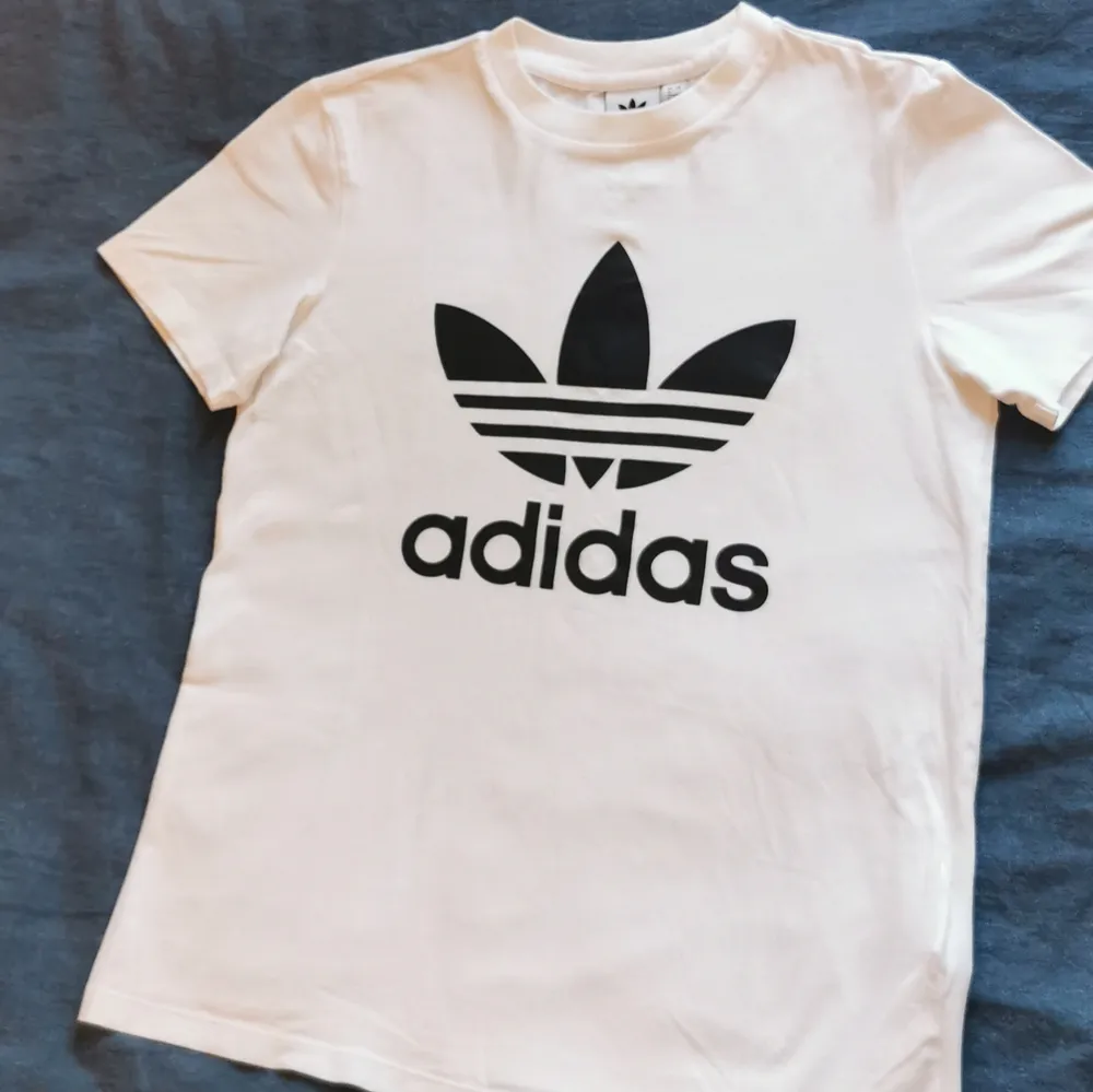 Adidas T-shirt använd 2 ggr max🌸 säljes för att den är lite för liten på mig🌸. T-shirts.