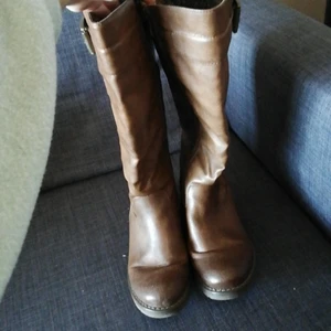 Bruna high boots  - Skicket på skorna är bra förutom biten på bild 3. Skorna slutar ungefär 10 cm under knäna. Köparen står för frakten. 