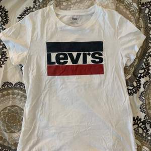 Levis T-shirt. Knappt använd och därav säljer jag den. Frakt tillkommer!