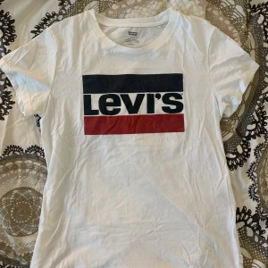 Vit Levis T-shirt  - Levis T-shirt. Knappt använd och därav säljer jag den. Frakt tillkommer!
