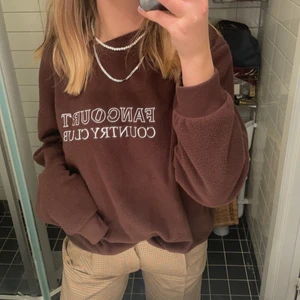 Shein tröja i L - Shein tröja i L, brun o trendig, köpte i L för att den skulle sitta oversized. Är själv en S. Så passar nog mellan XS-L beroende på hur man vill att den ska sitta. Använd cirka 2-3 gånger, så den har blivit tvättat Max 2 gånger