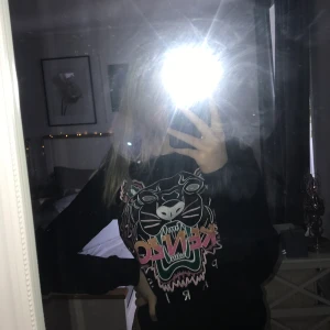 Kenzotröja - Tröja från kenzo. Storlek M men skulle säga att den passar S också. Jag köpte den begagnad för 800kr och har knappast använt den så säljer för 550.