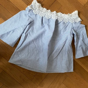 Off shoulder tröja - Jättefin offshoulder tröja från Zara med spets. Väldigt somrig och skön.😋