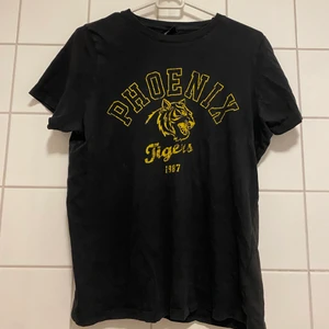 T-shirt - En t-shirt från gina tricot i storlek L men skulle mer säga att den är som en M