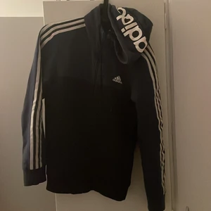 adidas tröja - adidas tröja som ny andvänd endast 2 ggr hel o fin storlek :S 
