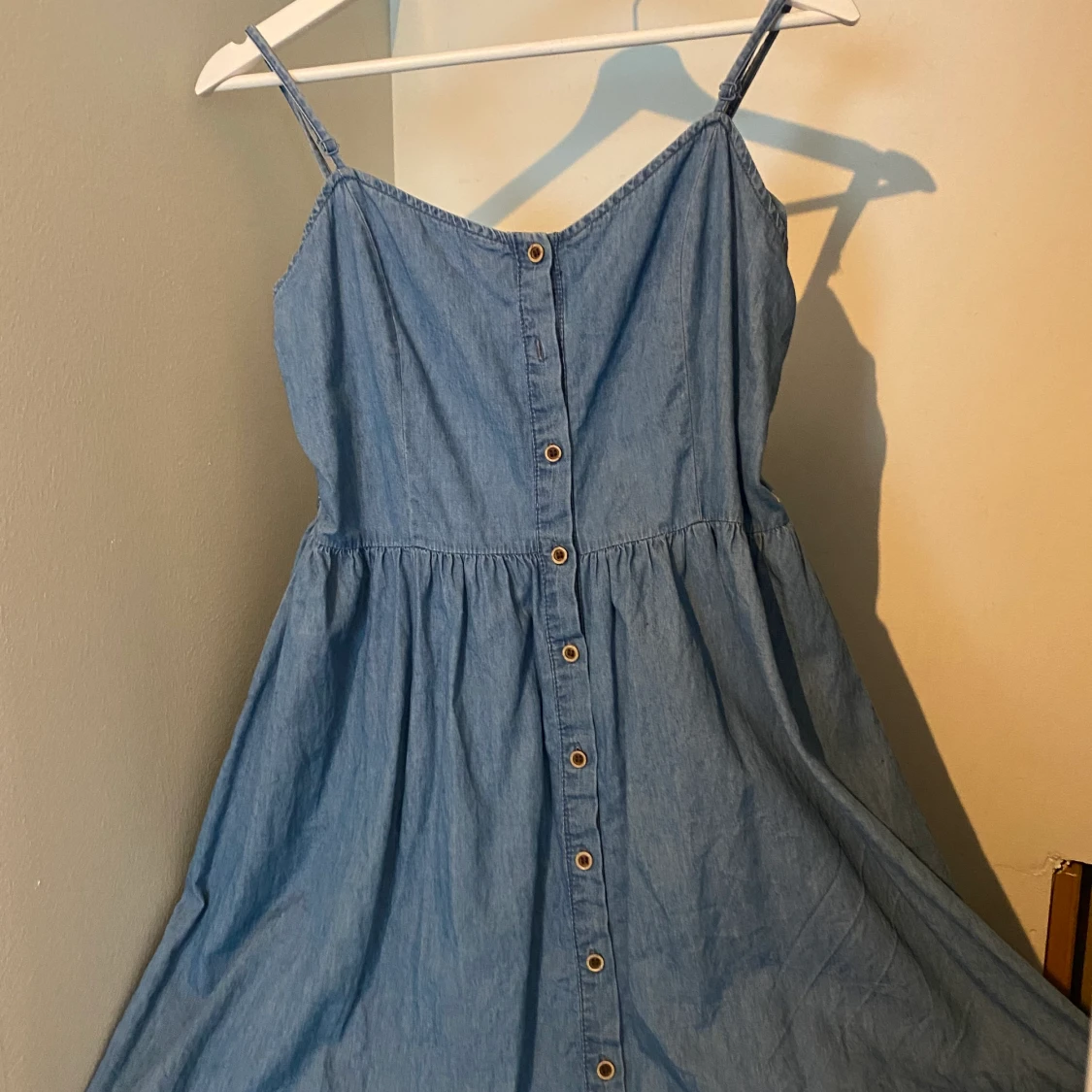 Blå klänning med knappar