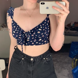 Gullig topp - Gullig topp med blommor på, helt oanvänd så i mycket fint skick!💜