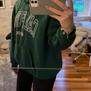 Grön hoodie  - Jätte fin oavänd grön hoodie med ett fint vitt tryck🤍.           Storlek S, men oversized i modellen 
