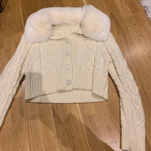 Kofta med päls - Storlek M. 50kr