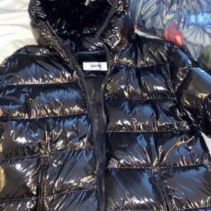 Grifoni jacka - Hej, säljer nu min snygga grifoni jacka som passar perfekt nu till vintern i storlek S. Nypris ligger på 6000kr. Säljer då den inte kommer till någon användning. Jackan är i extremt bra skick, skriv privat för fler bilder! Mitt pris 2500. Pris kan diskuteras!