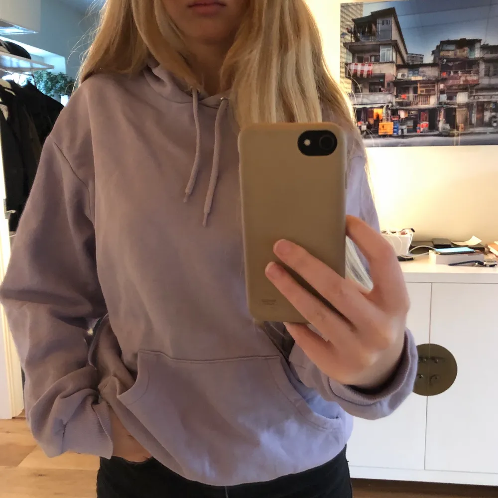 En jättefin hoode från Monki i strl S och knappt använd. Köpare står för frakt 📦. Skriv privat vid intresse!💕. Hoodies.