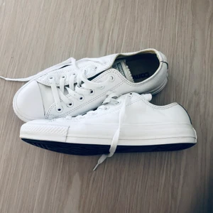 Converse vitt läder🤍 - Klassiska converse i vitt läder 🤍 råkade köpa en halvstorlek mindre då jag är en 38. 