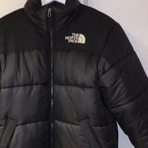 Jacka i nyskick!! - Snygg THE NORTH FACE jacka. Den är knappt använd, alltså som ny! Tjock och varm till vintern!! Nypris 2395, mitt pris 1800kr!!