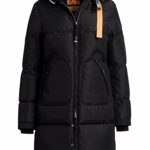 Parajumper jacka  - Säljer min fina parajumper då den är för liten. Den är helt ny, använd bara någon gång ibland i 2 månader.  Köpt 2019,Den är äkta. Säljer den för 4300 kr då jag köpte den för 9 500kr och som sagt är den bara 2 månader gammal. Pris går dock att diskutera vid snabb smidig affär