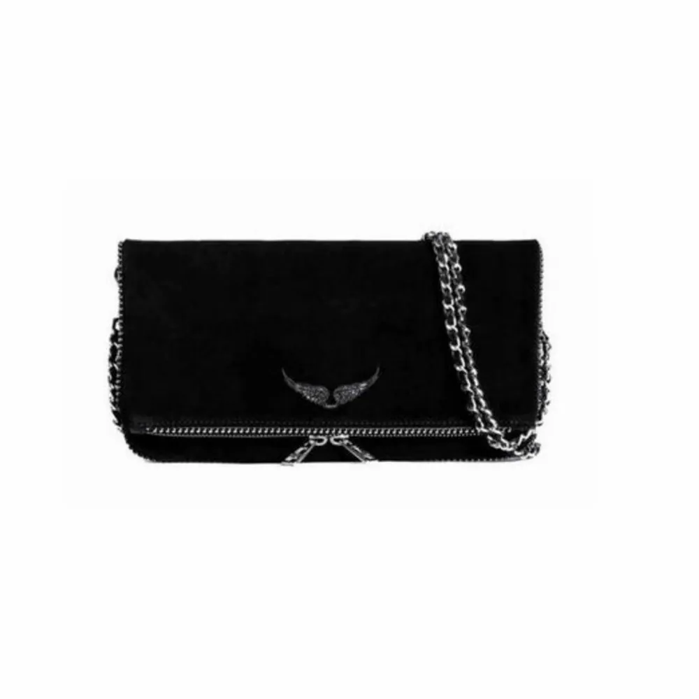 Säljer nu min Zadig Voltaire väska i modellen ”Pochette Rock Swing Your Wings”. Väskan är i materialet mocka.          Nypris 3 671 kr. Kvitto, två band och dustbag tillkommer💕skriv gärna för fler bilder och funderingar💕🤩. Väskor.