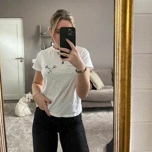 Vit T-shirt  - En vit T-shirt med ett sött blommtryck🌸