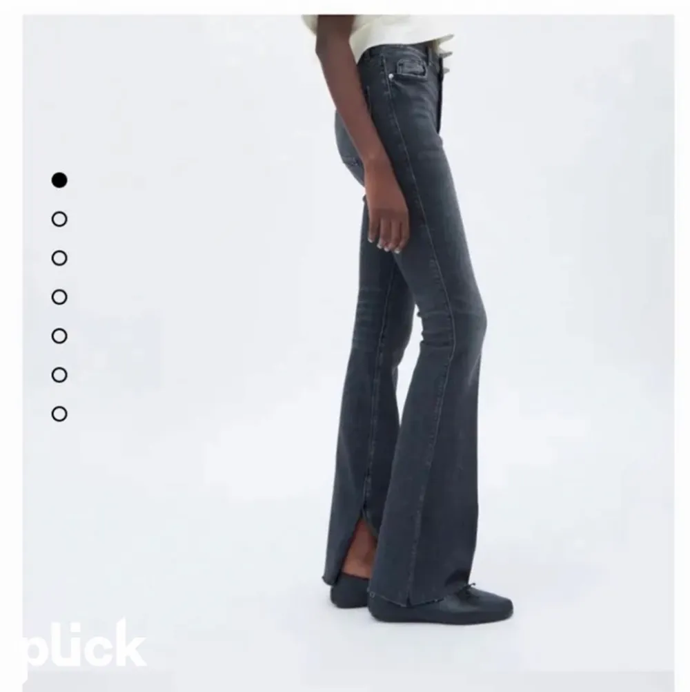 Gråa jeans från Zara med slit nertill. Storlek 36, i nytt skick. Endast använt 1 gång (Smutsig spegel inte byxorna). Jeans & Byxor.