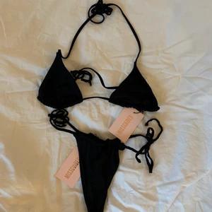 Bikini Missguided  - Helt ny bikini med prislapp kvar på ifrån Missguided i storlek 38 i båda delarna. Modellen är string. Säljer för 150kr för båda delarna 🖤