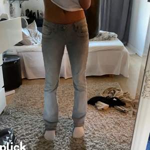 Säljer dessa skit snygga lågmidjade jeans! De är endast testade och söker dem för att jag har ett par liknande. LÅNAD BILD!❤️