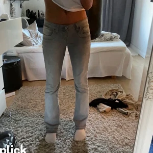 Valerie Jeans - Säljer dessa skit snygga lågmidjade jeans! De är endast testade och söker dem för att jag har ett par liknande. LÅNAD BILD!❤️