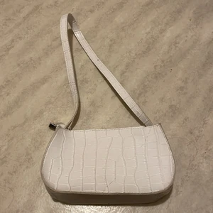 Väska krokodil mönster  - Det är en vit väska med krokodil mönster den är använda några få gånger men används inte mer 