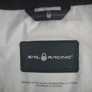 Sail Racing patrol down jacka vit.  - Jackan är I fint skick och säljer den pga att den är för liten på mig. Jackan är jätteskönt att ha på sig och passar perfekt till vintern. Det går även att frakta!