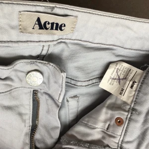 ACNE JEANS - Säljer dessa assnygga jeans från Acne. Dem är i storlek 26/34. Kan tyvärr inte skicka bilder med dem på, då de tyvärr för små för mig. Ifall ni vill ha fler bilder, skriv privat. Jag har mått på dem 💕
