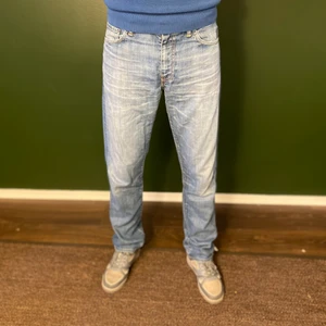 Levis 504 - Levis 504 jeans i perfekt skick. Storleken är W32 L34 och är true till size. Modellen är 186 och väger 74kg.                         Skriv vid intresse eller om ni har någon fråga!🤝